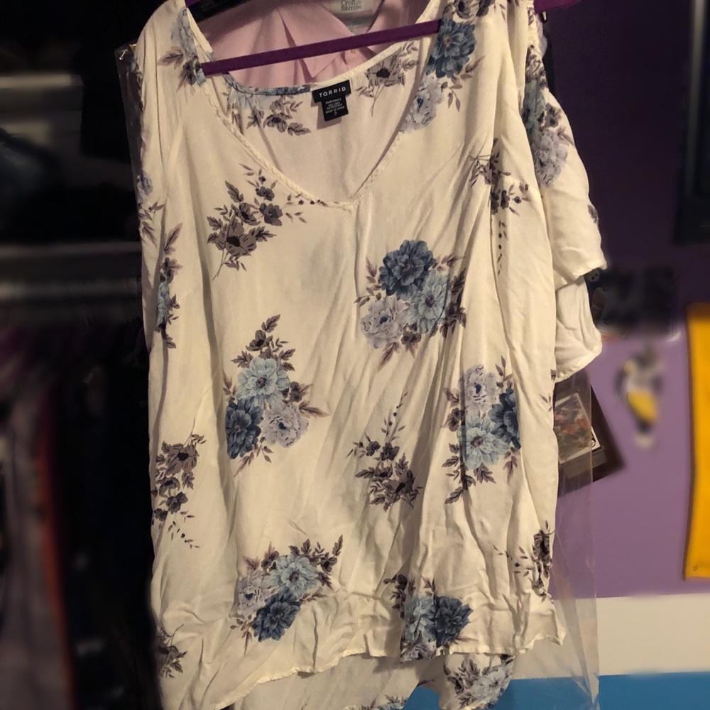 Torrid cream floral t-shirt, Size 3